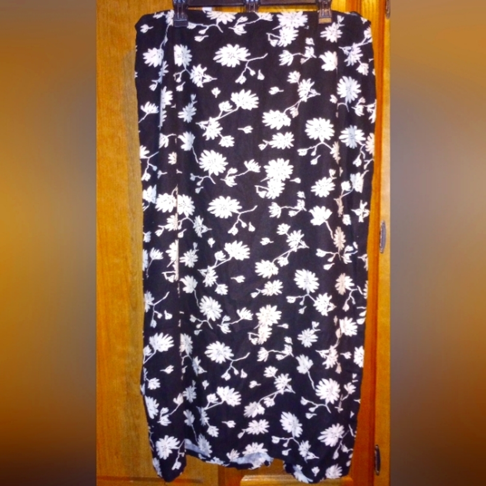 Talbots Linen Blend Midi Skirt Floral. Back slit, Zippered waist Size 18.